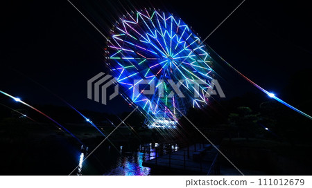 色彩繽紛的摩天輪倒映在水面上 色彩繽紛的摩天輪倒映在水面上 111012679