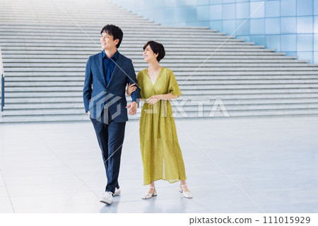 一對情侶挽著手散步的肖像 111015929