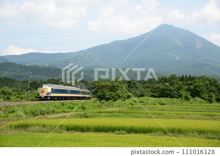 583 series "Rapid Aiz Liner" running with Mt. Bandai behind it 583 series "Rapid Aiz Liner" running with Mt. Bandai behind it 111016128