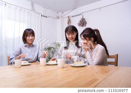 三個女人在餐廳裡聊天很開心 三個女人在餐廳裡聊天很開心 111016977