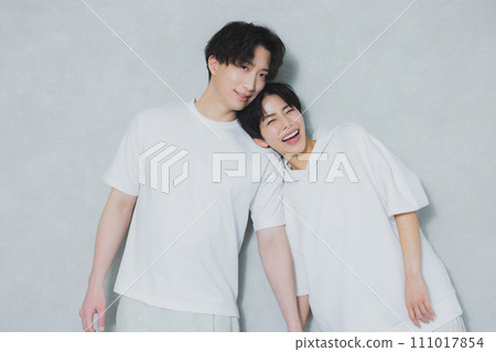 Couple cuddling 111017854