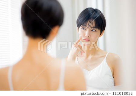一個女人在浴室裡做皮膚護理 111018032
