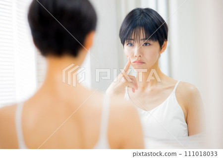 一個女人在浴室裡做皮膚護理 一個女人在浴室裡做皮膚護理 111018033