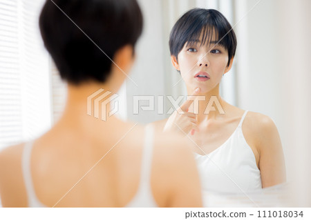 一個女人在浴室裡做皮膚護理 一個女人在浴室裡做皮膚護理 111018034