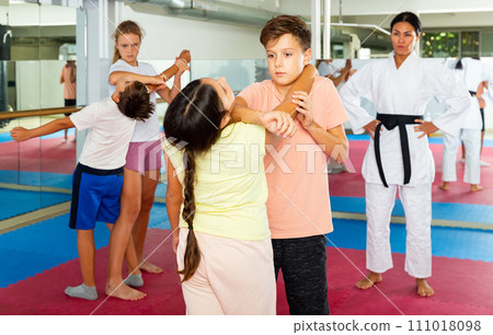 Kids on self-defence training 111018098