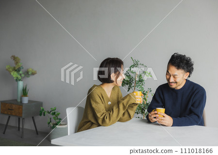 Knitted middle couple holding mugs Knitted middle couple holding mugs 111018166