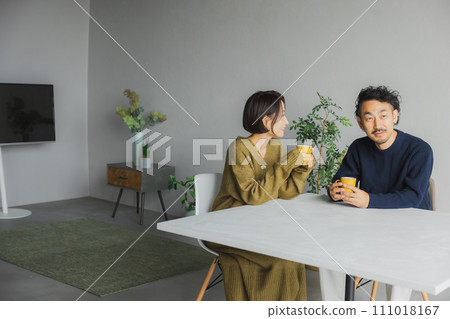 拿著杯子的針織中間夫婦 111018167