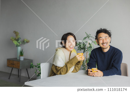 Knitted middle couple holding mugs Knitted middle couple holding mugs 111018174