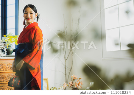 身穿朱紅色長袖和袴的女子 111018224