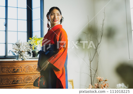 身穿朱紅色長袖和袴的女子 111018225