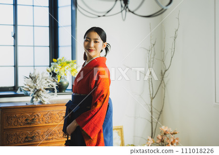 身穿朱紅色長袖和袴的女子 111018226