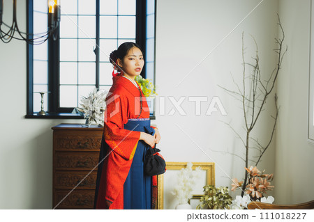 身穿朱紅色長袖和袴的女子 111018227