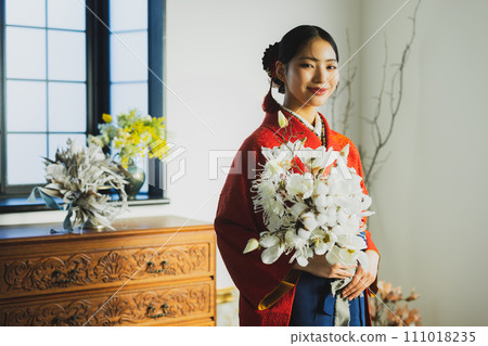 身穿朱紅色長袖和袴的女子 身穿朱紅色長袖和袴的女子 111018235