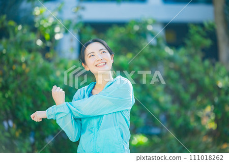 Young woman running 111018262