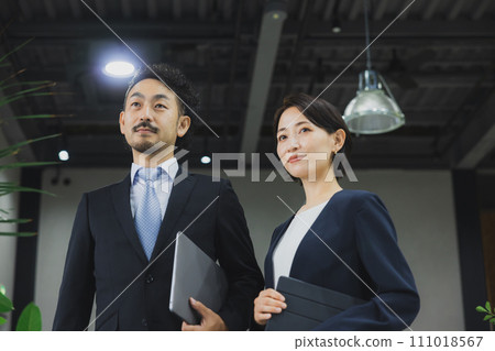 中型商人和女性 中型商人和女性 111018567