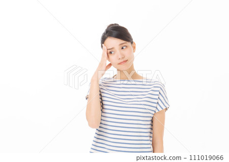穿著 T 卹、表情思考的女人 111019066