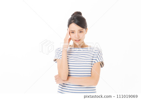 A woman in a T-shirt with a thinking expression 111019069