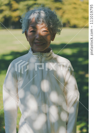 Woman in her 60s in the park 111019795
