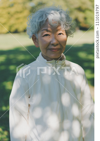公園裡 60 多歲的女人 111019797