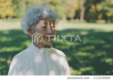 Woman in her 60s in the park 111019800