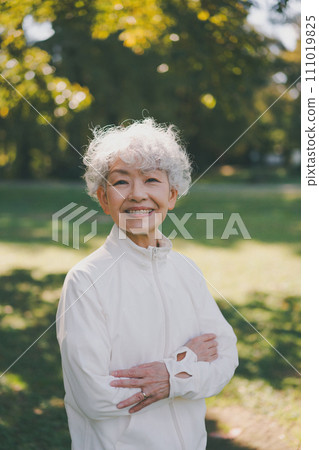 Exercise and women in their 60s Exercise and women in their 60s 111019825