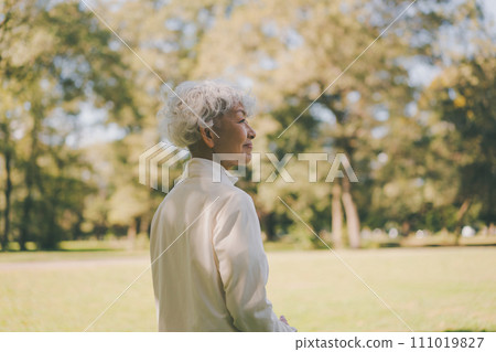 Exercise and women in their 60s 111019827