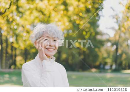 運動、60歲女性、美麗肌膚 111019828