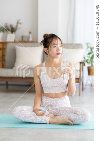 健身瑜珈女人喝水 111019849