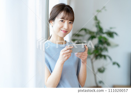 Middle woman with smartphone 111020057