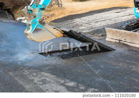 Removal of cut asphalt using a hydraulic excavator Removal of cut asphalt using a hydraulic excavator 111020180