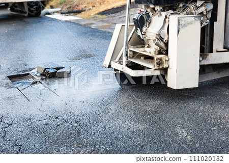 道路建設:使用混凝土切割機進行鋪路板切割工作 道路建設:使用混凝土切割機進行鋪路板切割工作 111020182
