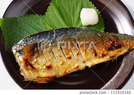 Grilled mackerel with salt 111020188