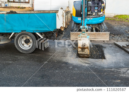 Pavement road excavation work using a hydraulic excavator Pavement road excavation work using a hydraulic excavator 111020587