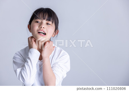 Itchy and painful girl 111020806