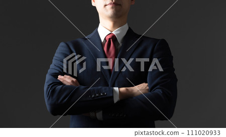 一個穿著西裝的男人，雙手交叉 111020933