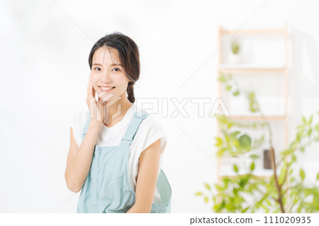 一個微笑的女人的照片 一個微笑的女人的照片 111020935