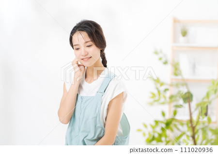 一個微笑的女人的照片 111020936