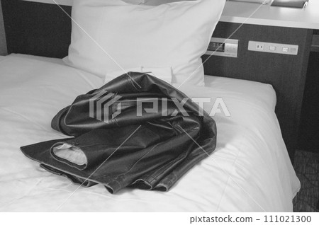 皮衣丟在床上 111021300