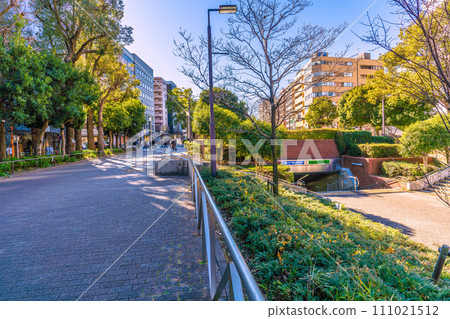 日本橫濱城市景觀,俯瞰橫濱市營地鐵伊勢佐木長者町站(2號出口)等 日本橫濱城市景觀,俯瞰橫濱市營地鐵伊勢佐木長者町站(2號出口)等 111021512