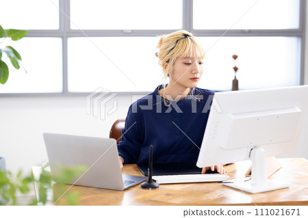Business Young woman working on a computer 111021671