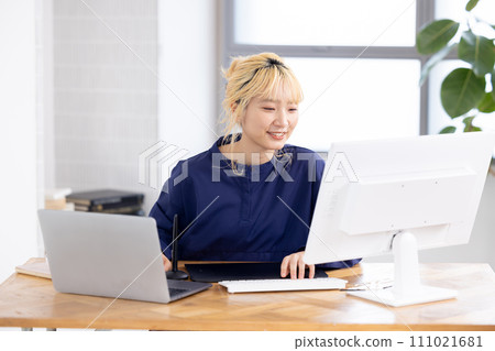 Business Young woman working on a computer 111021681