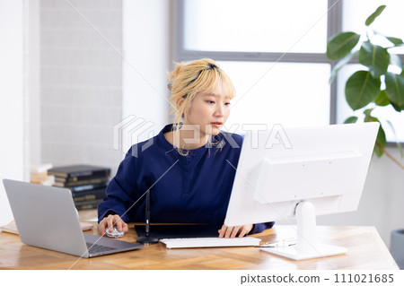 商業在電腦上工作的年輕女子 商業在電腦上工作的年輕女子 111021685
