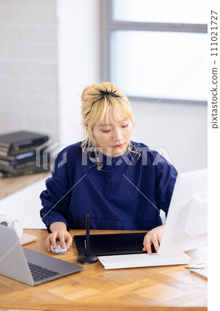 Business Young woman working on a computer Business Young woman working on a computer 111021727