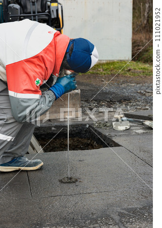 Water work: Confirm water leaks using a listening stick Water work: Confirm water leaks using a listening stick 111021952