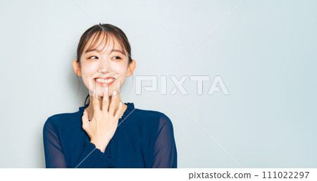 一個女人幸福地思考著 111022297