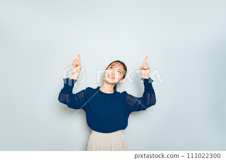 雙手指著複製空間的女人 雙手指著複製空間的女人 111022300