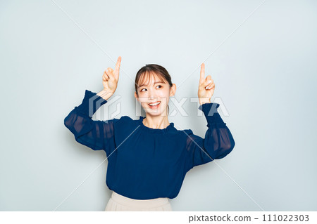 雙手向上指的女人 雙手向上指的女人 111022303