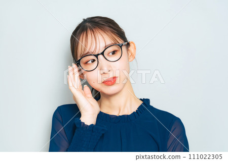 一個戴著眼鏡微笑的女人 一個戴著眼鏡微笑的女人 111022305