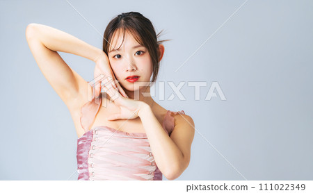 一個有著時尚髮型和化妝的女人的時尚肖像 111022349