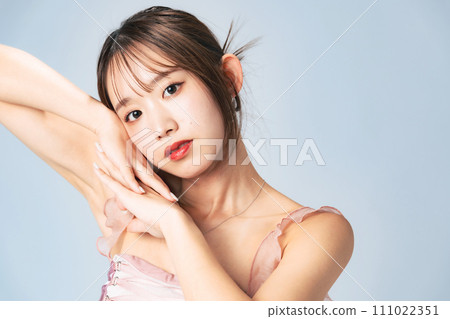 一個有著時尚髮型和化妝的女人的時尚肖像 一個有著時尚髮型和化妝的女人的時尚肖像 111022351